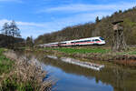 Am 31. März 2024 fuhren 415 023 und ein weiterer 411 als ICE 1558 von Dresden HBF nach Wiesbaden. Bei Wehrda im osthessischen Haunetal konnte ich den Fernzug in der vorfrühlingshaften Landschaft fotografieren. Im Gegensatz zu anderen Landstrichen in Deutschland ist das Klima in der Rhön etwas rauer, daher waren am Osterwochenende nur wenig blühende Pflanzen zu sehen.   