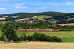 Am Nachmittag des 19. Juli 2025 schob die 146 255 den RE 4516 von Frankfurt am Main HBF nach Bebra durch das osthessische Haunetal. Bei Hermannspiegel konnte ich den Regionalzug mit der Ortschaft Hauneck im Hintergrund aufnehmen. Seit Fahrplanwechsel sind diese Zugläufe bis Bad Hersfeld gekürzt. 