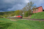 Im April 2026 war die Bahnstrecke Eichenberg - Bebra gesperrt, weshalb G�terz�ge �ber die Fuldatalbahn umgeleitet wurden. 1293 026 der �BB zog am 19.04.2026 einen Containerzug durch Melsungen-Schwarzenberg in Richtung Bebra.