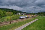 Mit einem Holzzug war 1187 961 am 08.05.2026 auf der Fuldatalbahn in Richtung Fulda unterwegs. An der bekannten Fotostelle in Hermannspiegel wurde der Zug bei dramatischem Wolkenhimmel auf dem Chip verewigt.