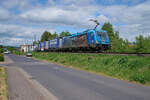 Einen Zug mit Sattelaufliegern zog 186 945 am 08.05.2026 �ber die Nord-S�d-Strecke durch Unterhaun.