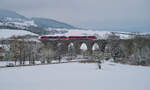 Am 26.01.2026 gab es einen Wintereinbruch in Nordhessen, der auch die Landschaft um Zierenberg in einer Schneedecke verhüllte. Dennoch lief der Eisenbahnnahverkehr weitgehend unberührt weiter. Zwei unbekannte 642 waren auf dem Weg von Kassel nach Korbach und überquerten den Zierenberger Viadukt.
