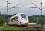 812 002-5 (Tz 9002) befährt auf seiner geänderten Route zwischen Göttingen und Kassel einen  scharfen  Gleisbogen südlich von Friedland (Niedersachsen).