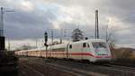 Ein ICE 1 fährt als ICE 370 nach Berlin in den Bahnhof Gelnhausen an der Kinzigtalbahn ein.