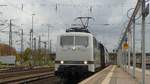 Eine 111 von Railadventure mit der Überführung eines SBB Twindexx bei der Einfahrt in den Hanauer Hbf.