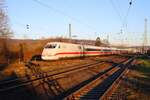 DB Fernverkehr ICE1 401 580-6 am 28.12.25 in Hailer-Meerholz vom Bahnsteig aus fotografiert