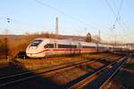 DB Fernverkehr ICE4 412 020-7 am 28.12.25 in Hailer-Meerholz vom Bahnsteig aus fotografiert
