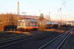 Hectorrail 162-007 Beckert (151 134-4) mit Kesselwagen am 28.12.25 in Hailer-Meerholz vom Bahnsteig aus fotografiert