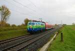 Nieder-Mörlen am 04.11.22 mit DB Gebrauchtzug 111 074-1 die ein bisschen Farbe in das graue Wetter bringt als RB49 