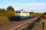 Railsystems 218 466-1 mit zwei leeren Schwellenwagen in Nieder-M�rlen am 16.10.26   