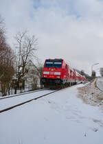 Anlässlich des FIS-Skisprung-Weltcups 2026 in Willingen kamen am 31.01.2026 Doppelstockzüge auf der Bahnstrecke Korbach - Brilon zum Einsatz. 245 016 zog einen Zug von Korbach nach Brilon durch Willingen.