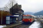 Kurzer Halt in Feudingen, wo am 25.04.1987 das alte Empfangsgebäude noch steht.