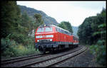 DB 215049-8 ist hier am 3.10.2002 bei Kalkofen an der Lahn mit ihrem RB um 16.33 Uhr in Richtung Bad Ems unterwegs.