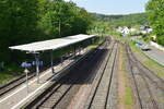 Blick auf den Bahnhofskopf in Richtung Limburg sowie den schmalen Bahnsteig von Kerkerbach.