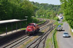 Nachdem 261 054-1 ihre leeren Kalkwagen in Kerkerbach abgehangen hat, rangierte sie auf den anderen Kopf um im Anschluss die Kalkwagen auf die Nebengleise zu schieben.