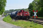 261 054-1 rangiert ihre leeren Kalkwagen in Kerkerbach auf die leeren Nebengleise.

Kerkerbach 01.05.2024