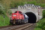 261 054-1 war Nachmittags mit dem rangieren in Kerkerbach fertig und brachte den vollen Kalkzug nach Limburg. Hier verlässt der Zug den Ennericher Tunnel.

Ennerich 01.05.2024