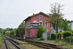 Blick auf die Bahnsteige am Haltepunkt Runkel. Das Empfangsgebäude beherbergt heute eine Gastsätte. Der Bahnsteigzugang erfolgte durch ein elektronisches Tor gestellt vom Fahrdienstleiter Runkel.

Runkel 01.05.2024
