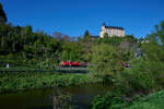 Völlig unerwartet für den Fotografen kam am Abend des 22.04.2026 261 057 mit einem Güterzug durch das Lahntal. Lediglich der Bahnübergang war aus der Ferne zu hören. Vor der Kulisse der Burg Schadeck wurde der Zug auf dem Chip verewigt. 
