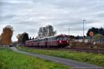 Lahntalbahn Herbst am 06.11.2015, hier eine fünfteilige Schienenbus-Garnitur mit dem 798 760-5 der Kasbachtalbahn abends bei Burgsolms.