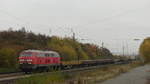 218 249 zieht einen Güterzug aus Flachwagen durch Assenheim gen Gießen. Aufgenommen am 4.11.2018 11:54