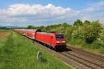 DB Regio Bombardier Traxx 146 256-3 mit dem RE30 am 10.05.20 in Nieder Mörlen 