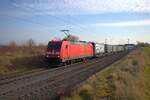 DB Cargo Bombardier Traxx 185 235-9 mit KLV Zug bei Nieder-Mörlen auf der Main Weser Bahn am 08.02.25