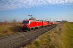 DB Cargo Bombardier Traxx 185 042-9 und 185 237-5 mit Kohlezug bei Nieder-Mörlen in der Wetterau am 08.02.25