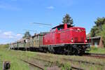 ELV 211 019-5 (V100 1019) steht mit ihrem Sonderzug anlässlich des Bahnhofsfestes in Stockheim in Ober-Widdersheim bereit zur Fahrt nach Glauburg-Stockheim. (30.04.2023)