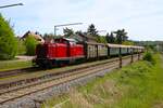 Museumseisenbahn Hanau Sonderzug mit V100 1019 der Ulmer Eisenbahnfreunde am 27.04.25 in Ober-Widdersheim 