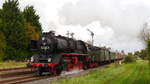 Ein Dampfsonderzug nach Friedberg verlässt den Formsignal-Bahnhof Beienheim. Aufgenommen am 3.10.2017 12:41