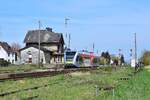 GTW HLB 119 steht im Bahnhof Beienheim und wartet die Zugkreuzung ab,    Beienheim 24.04.2021