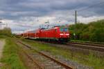 DB Regio Bombardier Traxx 146 261-3 mit einen RE30 in Niddatal-Assenheim am 29.04.23