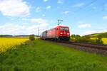 DB Cargo Bombardier Traxx185 252-4 mit LKW Walter KLV bei Nidderau am 27.04.24
