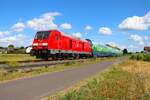DB Regio Hessen Bombardier Traxx 245 016-1 mit DB Gebrauchtzug Doppelstock Touristik Wagenpark am 29.08.25 auf der Niddertalbahn bei Altenstadt in der Wetterau