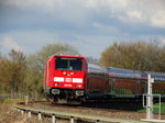 DB Regio Hessen 245 016 schiebt einen Doppelstockwagenzug am 01.04.16 bei Schöneck auf der Niddertalbahn