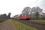 DB Regio 111 107-9 schiebt RE55 mit Doppelstockwagen in Maintal Ost am 20.02.18