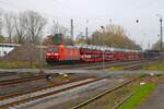 DB Cargo Bombardier Traxx 185 049-4 mit Land Rover Autozug in Kahl am Main am 08.11.25

