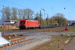 DB Cargo Bombardier Traxx 185 216-9 mit leeren KLV Zug in Kahl am Main am 02.04.26