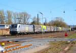 Hessiche Güterbahn Bombardier Traxx 187 501-2 mit Stahlzug in Kahl am Main am 02.04.26