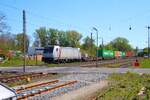 AKIEM Bombardier Traxx 186 029-2 mit Containerzug in Kahl am Main am 24.04.26 