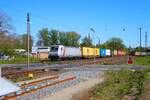AKIEM Bombardier Traxx 186 027-6 mit Containerwagen in Kahl am Main am 24.04.26