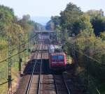 Ein  Sommertag  im Oktober - Das Wetter im Jahr 2011 spielte ganz schn verrckt. Sommer im April und Oktober und Herbst im Juli und August.

An diesem recht warmen Oktobertag schiebt 143 133-7 ihre Regionalbahn auf der Bahnstrecke zwischen Frankfurt und Hanau. Zwischen Maintal West und Hanau Wilhelmsbad geht es wie an der Schnur gezogen geradeaus.
Gleich erfolgt der Halt in Maintal Ost, frher Hochstadt - Drnigheim.
Bahnstrecke 3660 Frankfurt/Sd - Aschaffenburg.
02.10.2011