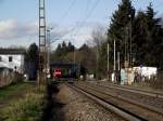 Sau geil. 152 092-3 wartet bei Hanau West auf die Weiterfahrt durch einen Stau auf der Strecke bleibt dabei die Schranke oben. Sieht man auch nicht alle Tage. Hier am 17.01.14 bei Hanau West auf der KBS 640
