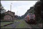 218164 hält mit dem RE 15202 auf der Fahrt nach Erbach am 8.8.1999 um 11.05 Uhr am alten Bahnhof Kailbach.