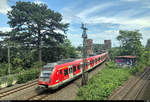 Smartphone-Aufnahme in Form eines Nachschusses auf 430 649 und 430 661 der S-Bahn Rhein-Main (DB Regio Mitte) als S8 von Wiesbaden Hbf nach Offenbach(Main)Ost, die nahe der Mainzer Südbrücke