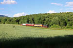 Am Abend des 06.06.2022 überführt 236 406-5 der HEF die NeSA 218 117, zwei Wagen und eine Köf vom Bahnhofsfest in Königstein zurück in Richtung Frankfurt, hier zwischen