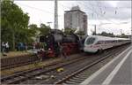 Bahnfest in K�nigstein. 52 4867 und ein 415 begegnen sich in H�chst bzw. der ICE ist den Nostalgikern vor die Linse geparkt. Mai 2018.