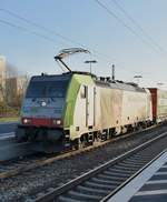 Durch Heddesheim Hirschberg kommt die BLS Lok 502/alias 486 502 mit einem Wectron-Klv in Richtung Darmstadt gefahren am Sonntag den 25.2.2018