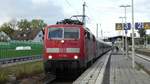 111 094 steht mit ihren n-Wagen Garnitur in Hemsbach. Die Lok hängt vor dem Steuerwagen, während das Wagenende hinten offen ist. Aufgenommen am 27.10.2017 16:25